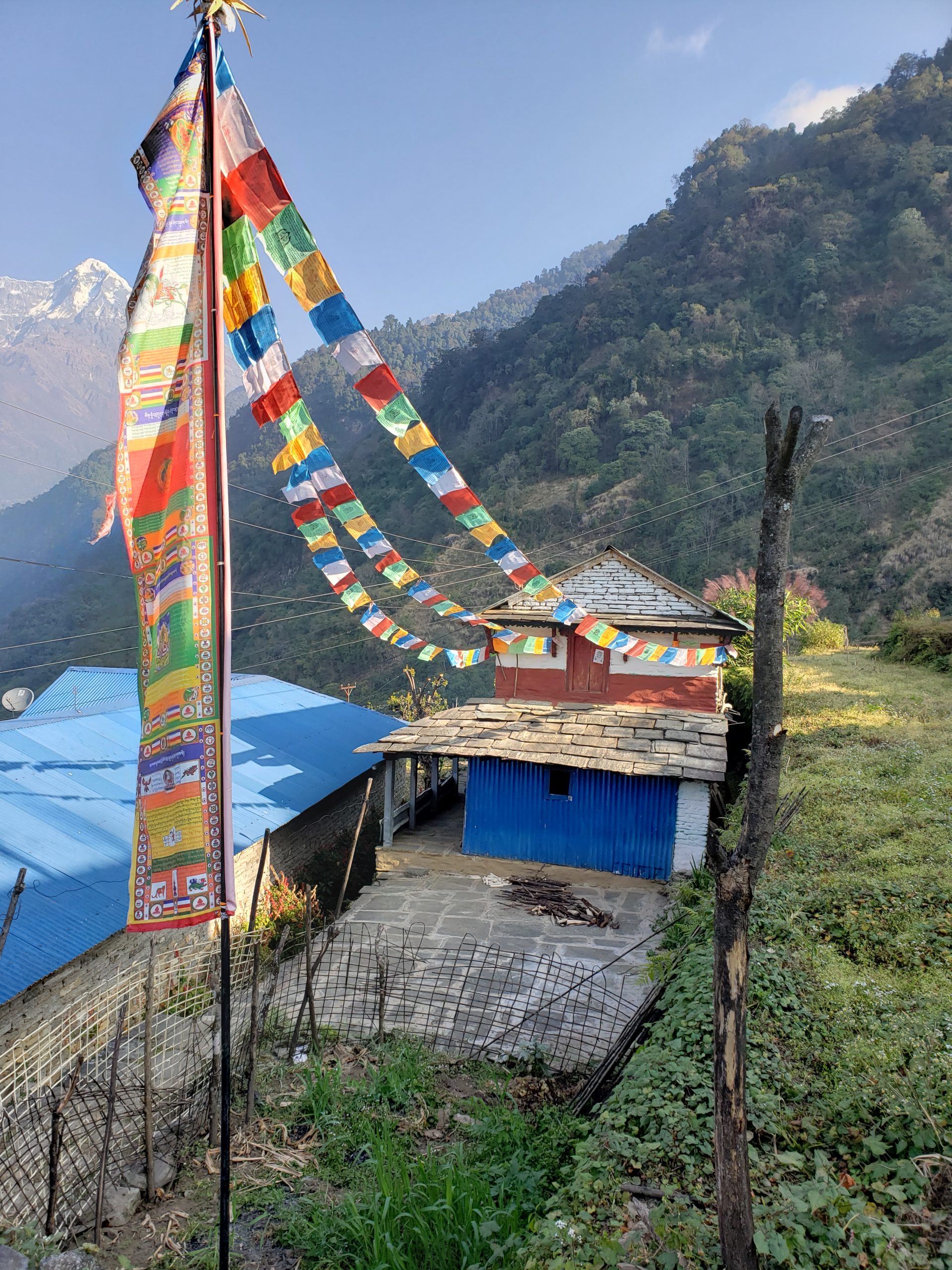 Redonner aux communautés - Drapeaux à prière dans les montagnes de l'Himalaya 